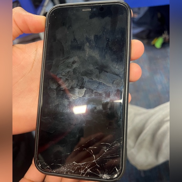 iPhone 11 Used 8/10 Condition shipping/meetups available dm to buy📲💰